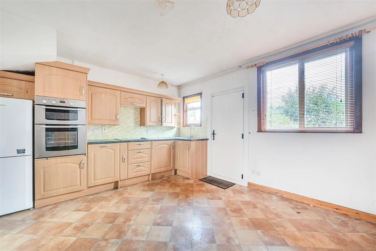 Estcourt Crescent, Devizes, SN10, photo 3