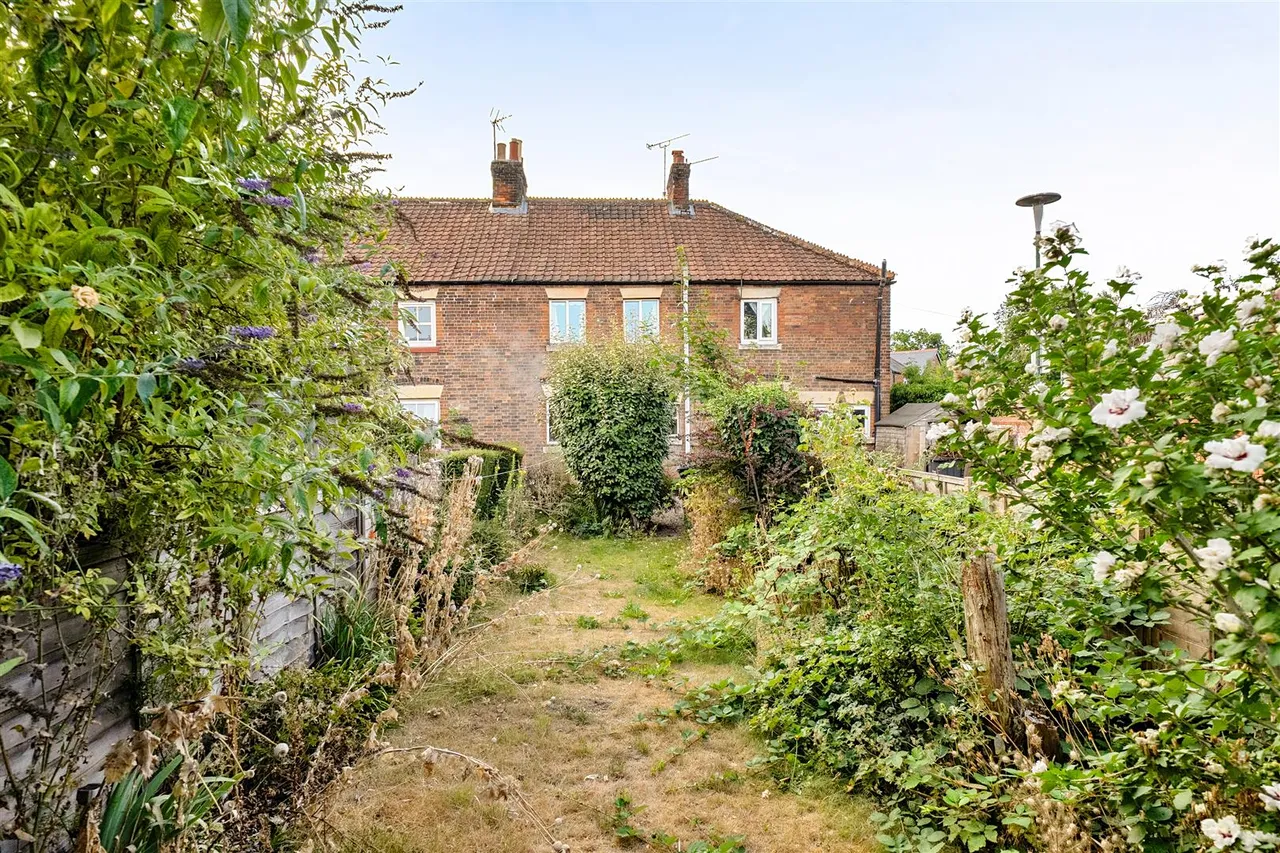 Estcourt Crescent, Devizes, SN10, photo 16
