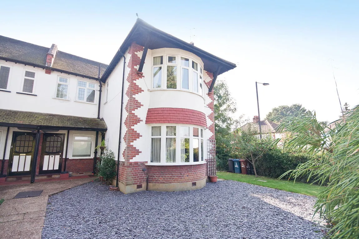 2 bed flat for sale, West End Court, Pinner, HA5