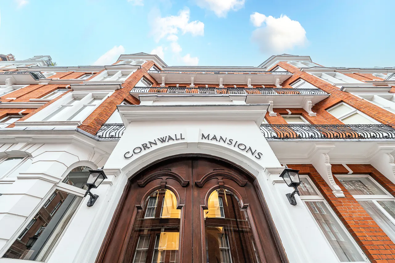 2 bed flat for sale — Cornwall Mansions, Kensington Court, ...