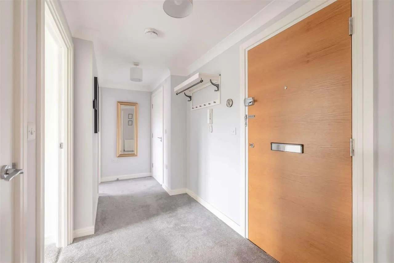 Wolf Lane, Windsor, SL4 4GY, photo 9