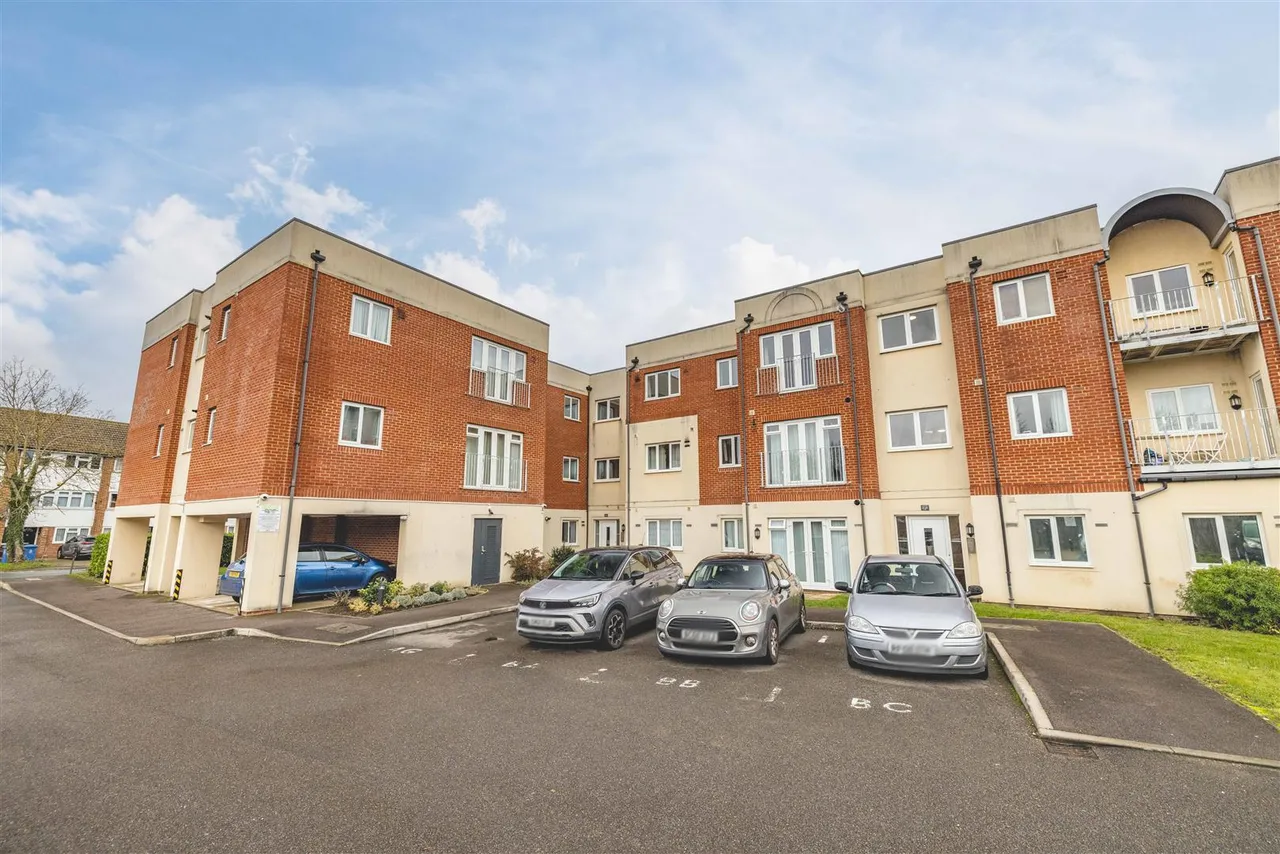 2 bed property for sale — Wolf Lane, Windsor, SL4 4GY