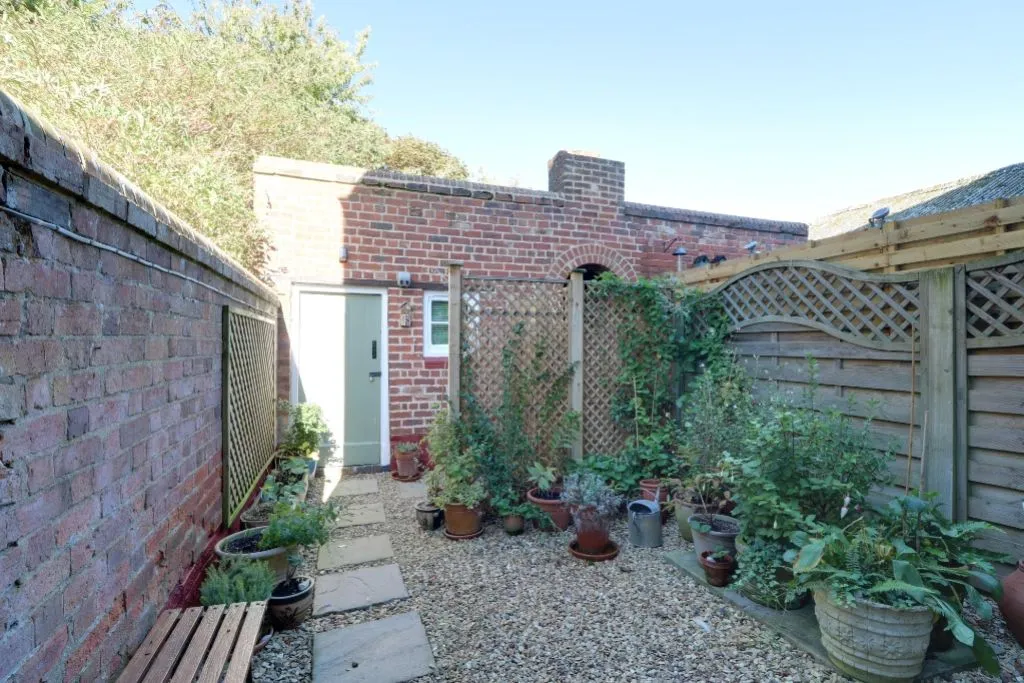 New Row, Corby Glen, NG33, photo 17