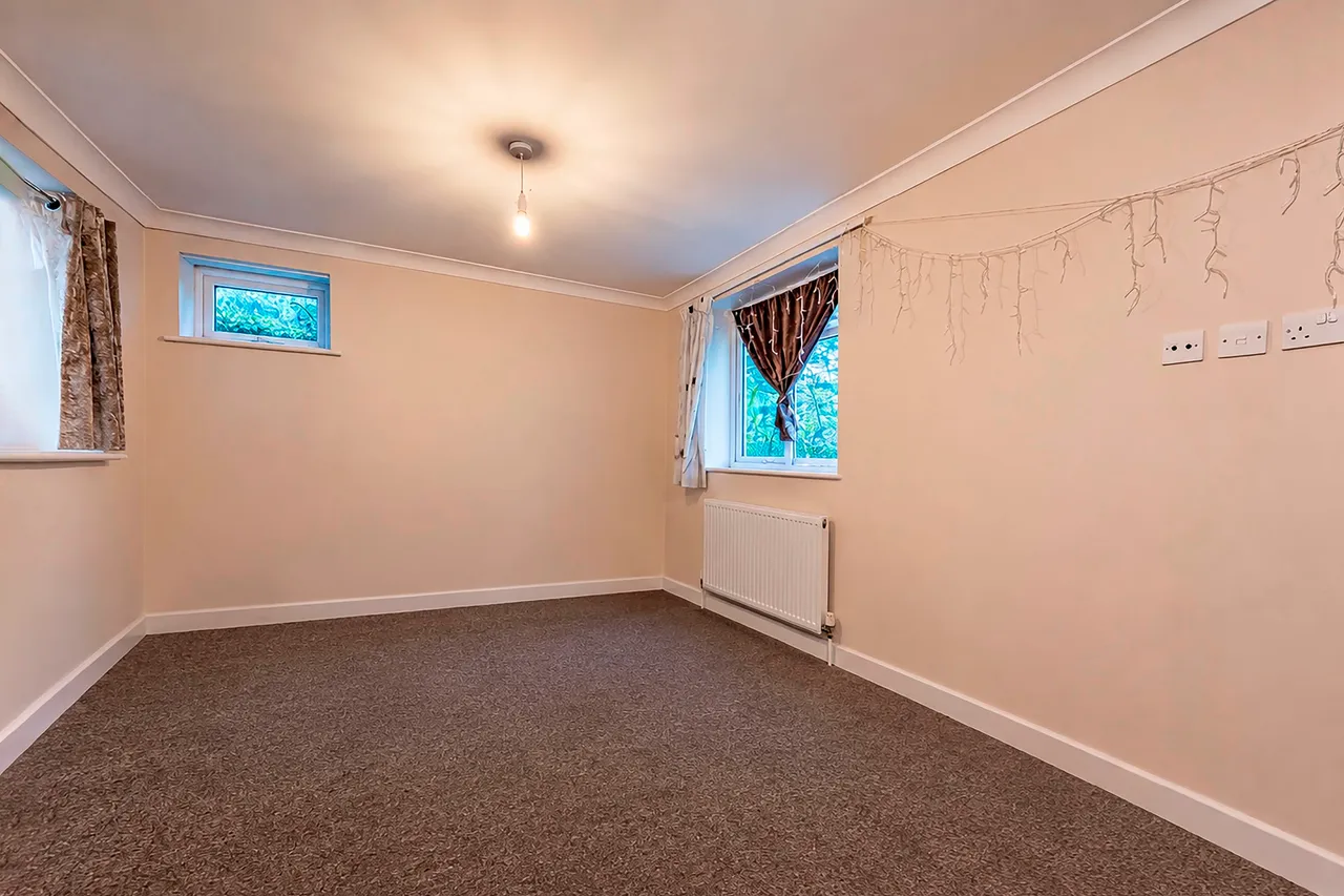 Faggs Road, Feltham, photo 3
