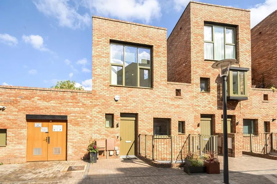 2 bed house for sale, Edgewood Mews, London, N3