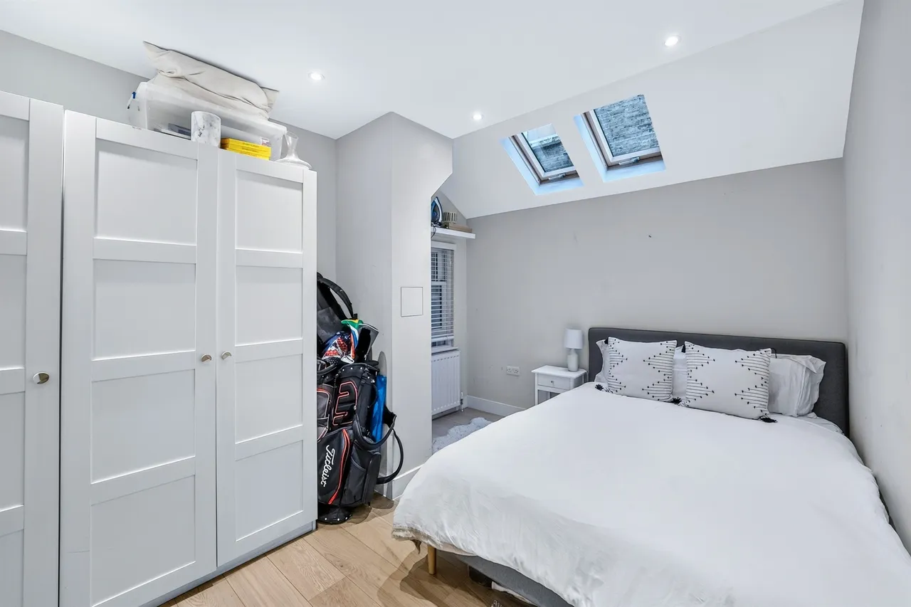 Garratt Lane, London, SW18, photo 16