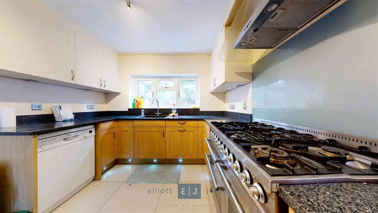 Swiss Cottage Place, Loughton, IG10, photo 2