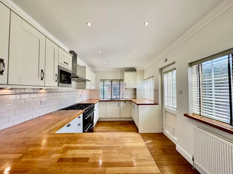 Horseshoe Crescent, Beaconsfield HP9 1LL, photo 6