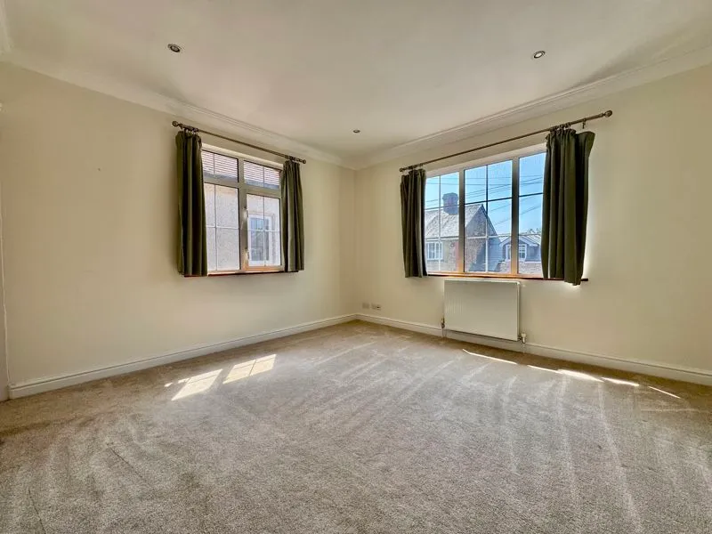 Horseshoe Crescent, Beaconsfield HP9 1LL, photo 9