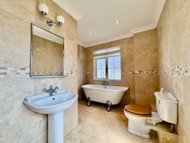 Horseshoe Crescent, Beaconsfield HP9 1LL, photo 8