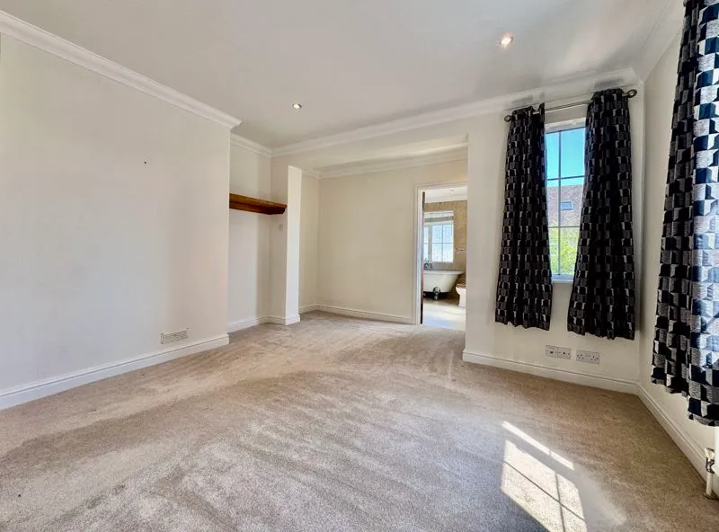 Horseshoe Crescent, Beaconsfield HP9 1LL, photo 7
