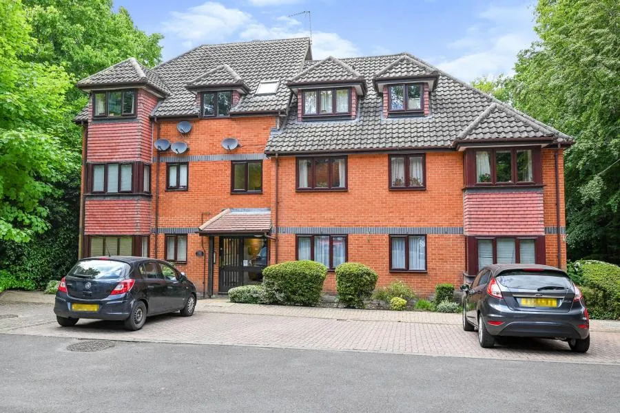 2 bed flat to rent, Crowthorne Road, Bracknell, RG12