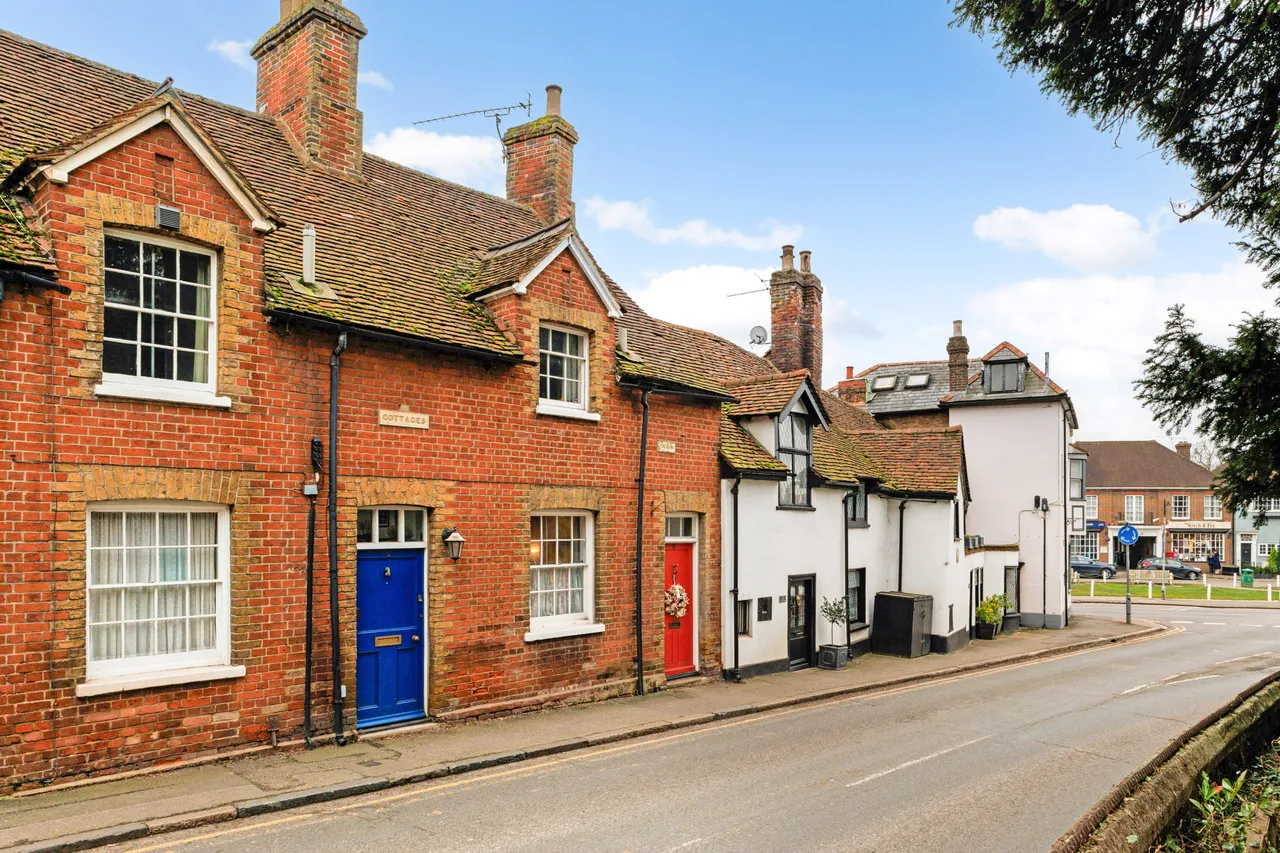 2 bed house for sale — London Road, Datchet, SL3