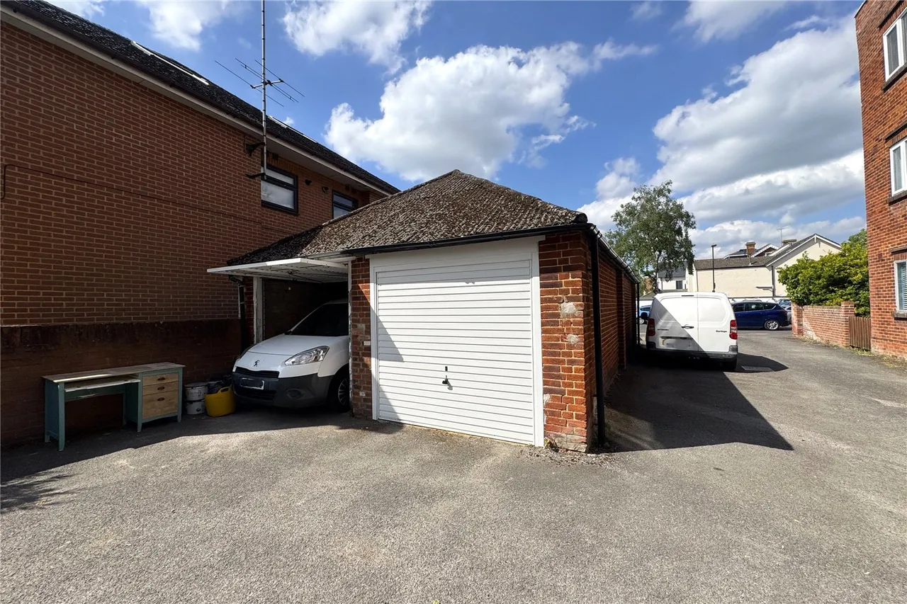 Alexandra Road, Farnborough, Hampshire, GU14 6DA, photo 10