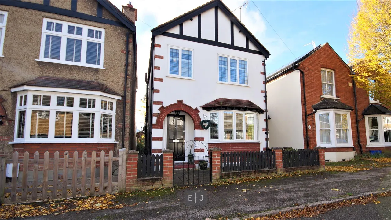 3 bed house to rent — Meadow Road, Loughton