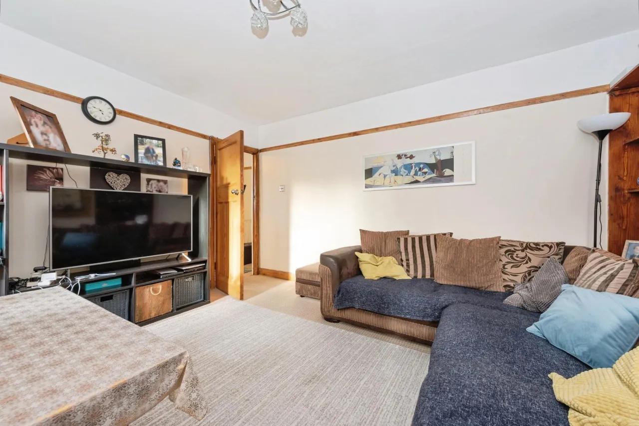 Islay Gardens, Hounslow, TW4, photo 3