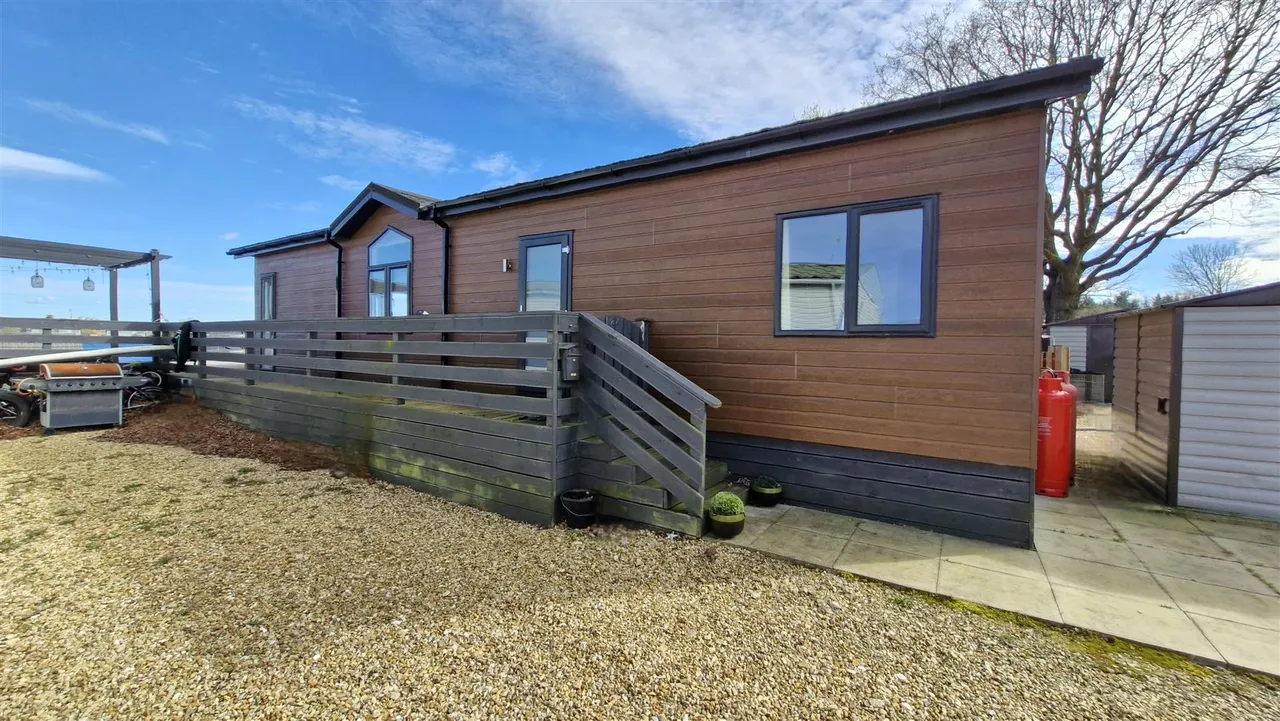 2 bed park home for sale, The Island, Tallington Lakes, PE9