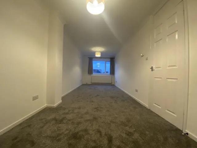 Rochfords Gardens, Slough, SL2, photo 4