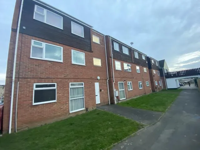 2 bed flat to rent, Rochfords Gardens, Slough, SL2