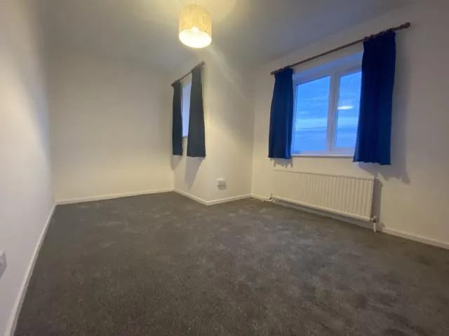 Rochfords Gardens, Slough, SL2, photo 2