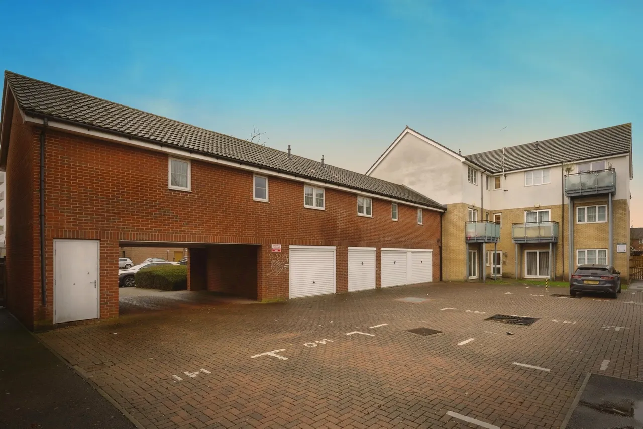 2 bed flat for sale — Clark Grove, Ilford