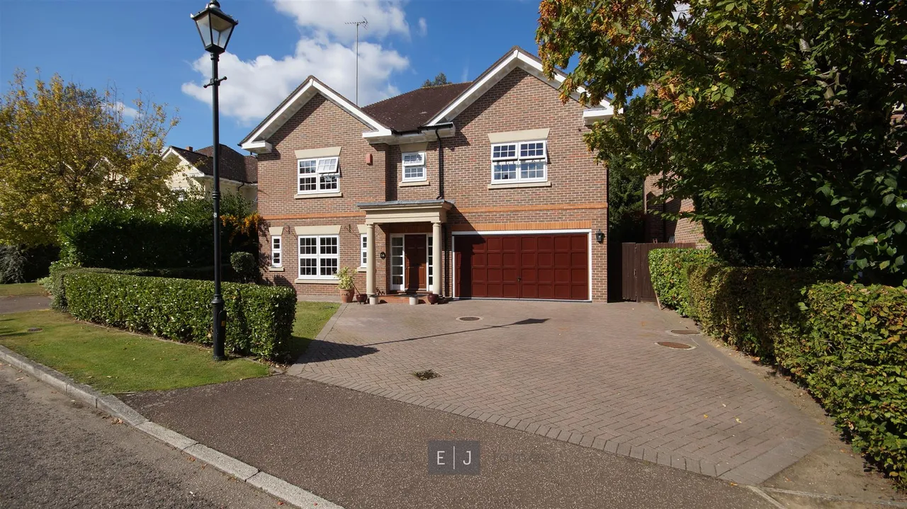 5 bed house for sale — Swan Lane, Loughton