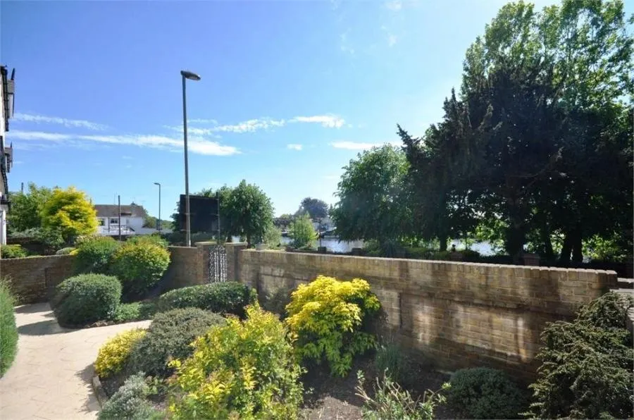 Richmond Crescent, Staines-upon-Thames, TW18, photo 6