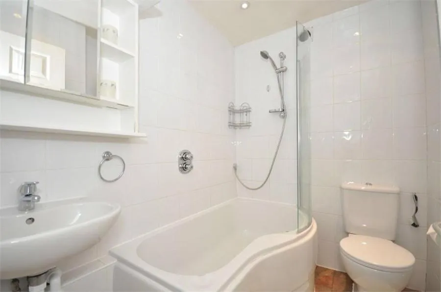 Richmond Crescent, Staines-upon-Thames, TW18, photo 4