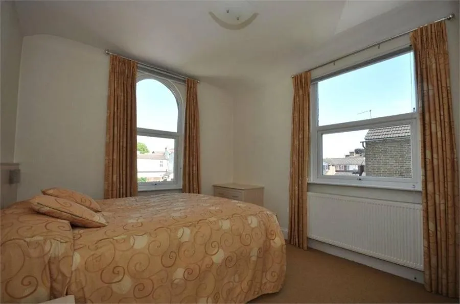 Richmond Crescent, Staines-upon-Thames, TW18, photo 5