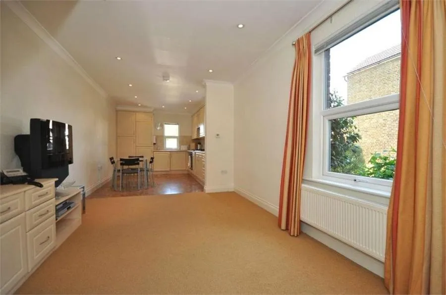 Richmond Crescent, Staines-upon-Thames, TW18, photo 2