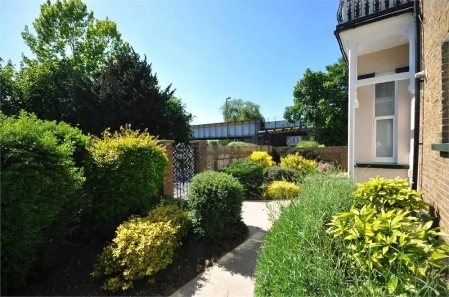 Richmond Crescent, Staines-upon-Thames, TW18, photo 7