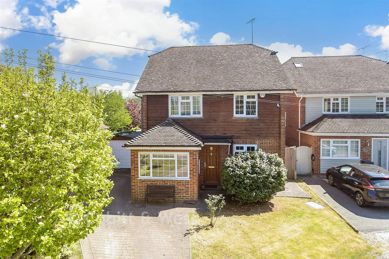 4 bed house for sale, London Road, Sayers Common, BN6