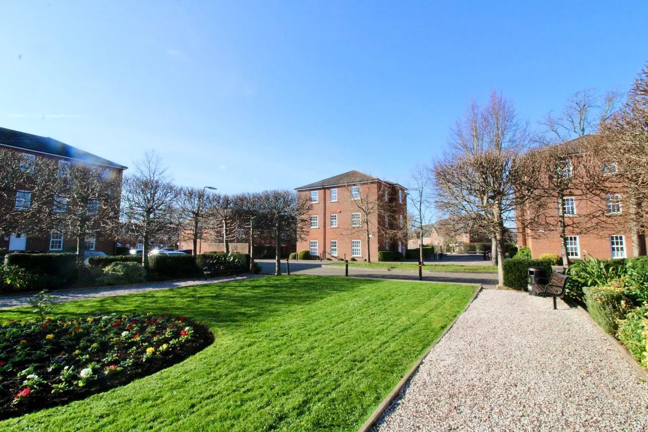 1 bed flat for sale — Knowle Avenue, Knowle, Wickham