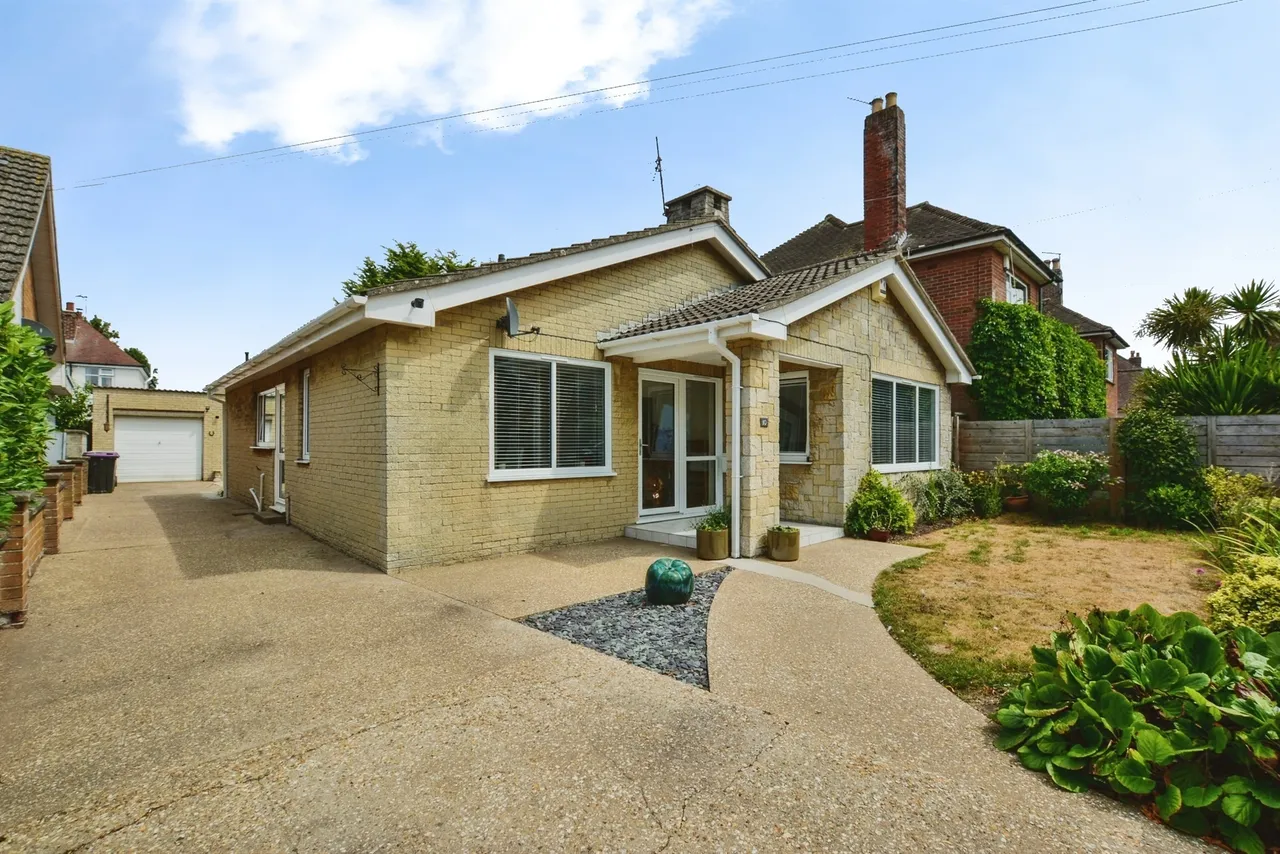 2 bed house for sale — Vine Road, Skegness