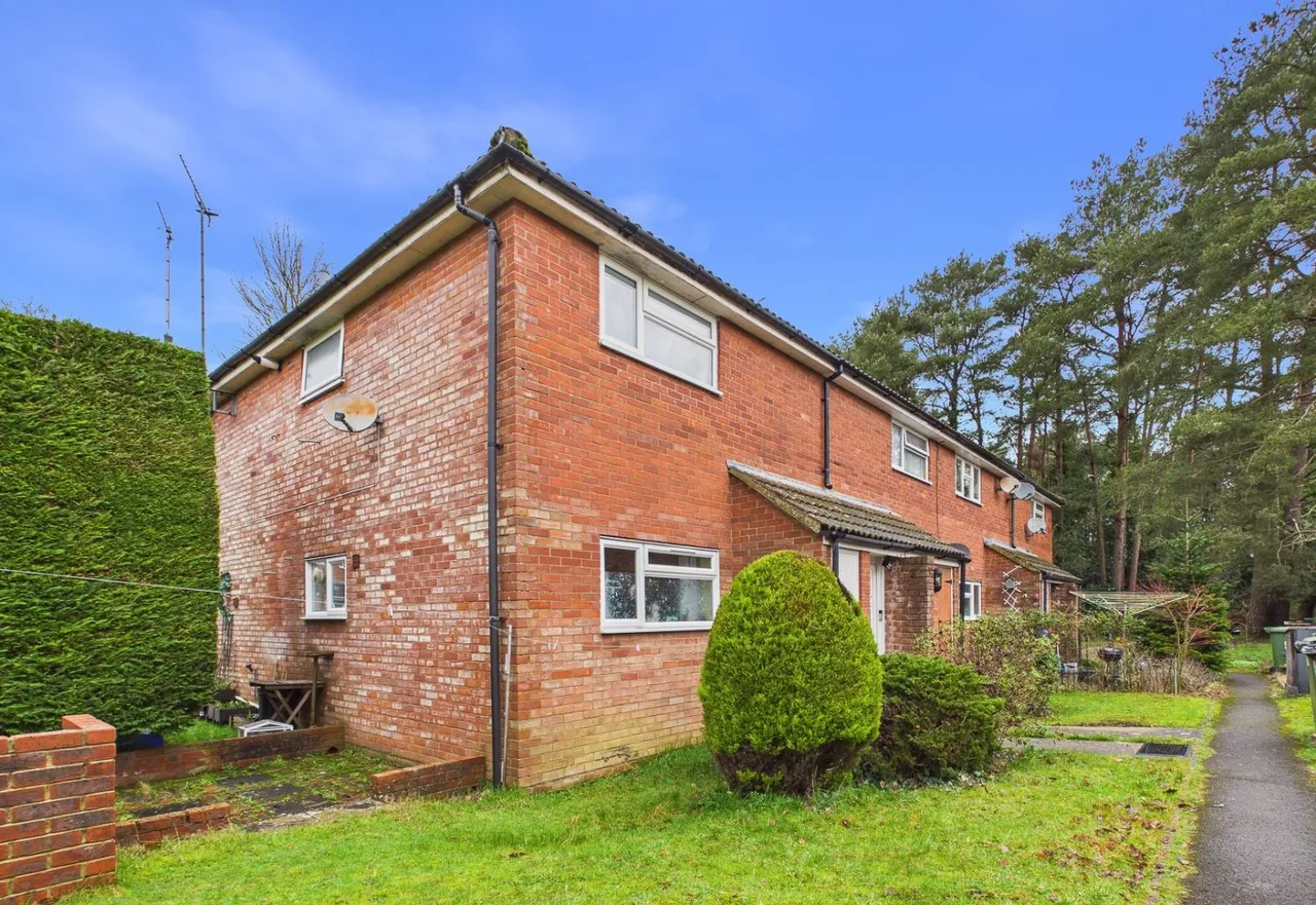 1 bed flat for sale, Wellington Avenue, Whitehill, GU35