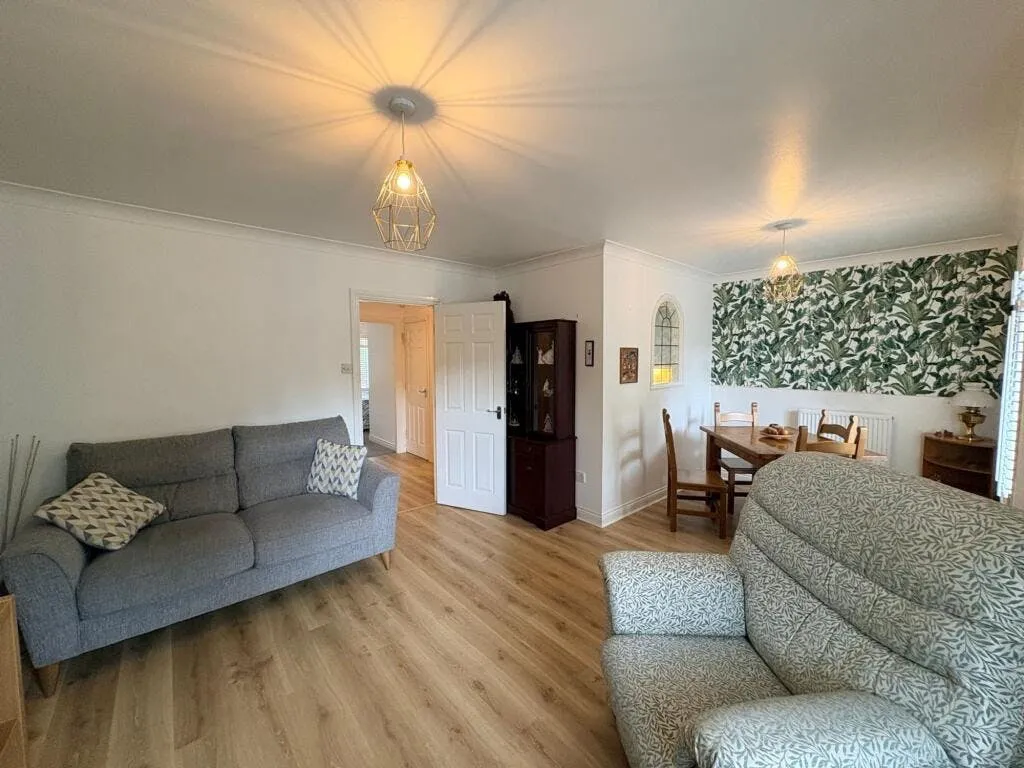 2 bed flat for sale — Reed Drive, Redhill, RH1