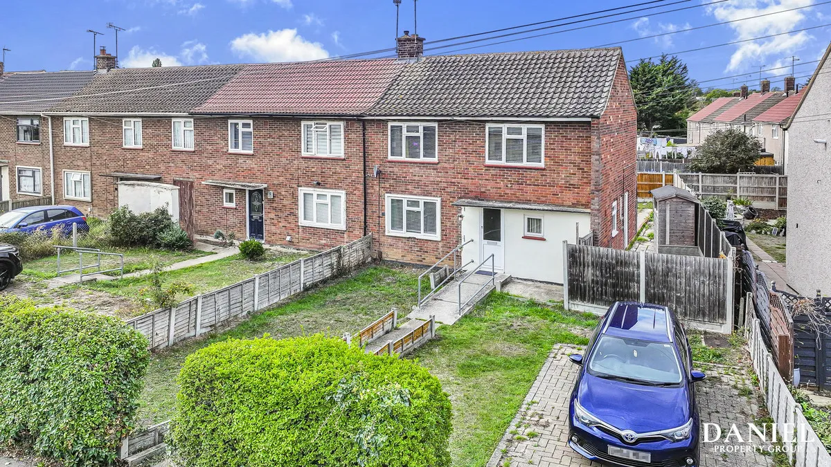 3 bed property for sale, Kathleen Ferrier Crescent, Laindon, SS15