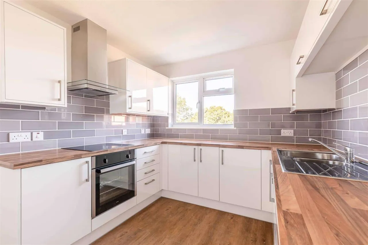 Lovejoy Lane, Windsor, Berkshire, SL4 4ND, photo 2