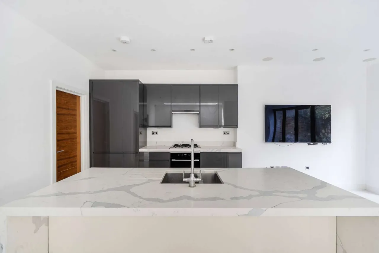 Belsize Road, London, NW6 4RD, photo 8