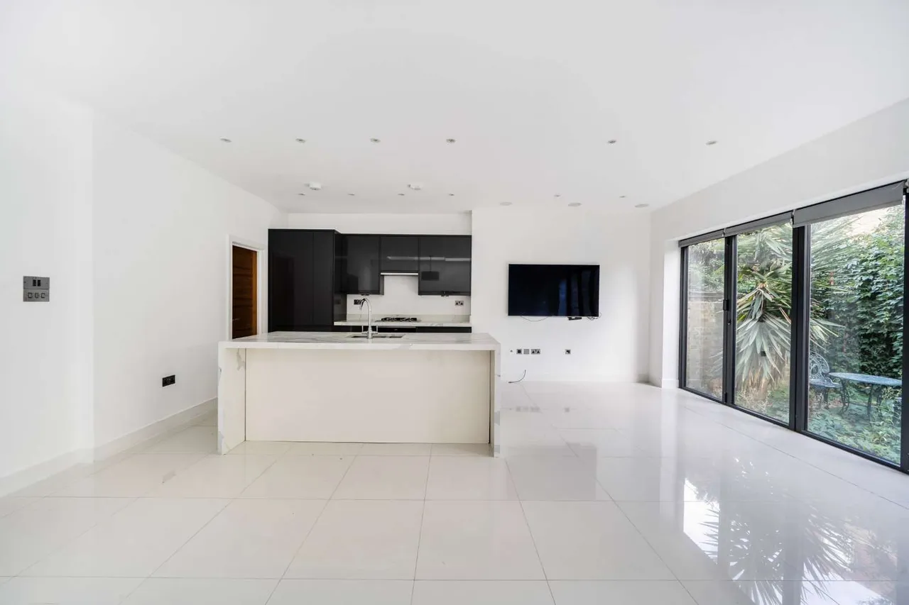 Belsize Road, London, NW6 4RD, photo 2