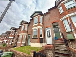4 bed house to rent — Russell Rise, Luton, Bedfordshire, LU1