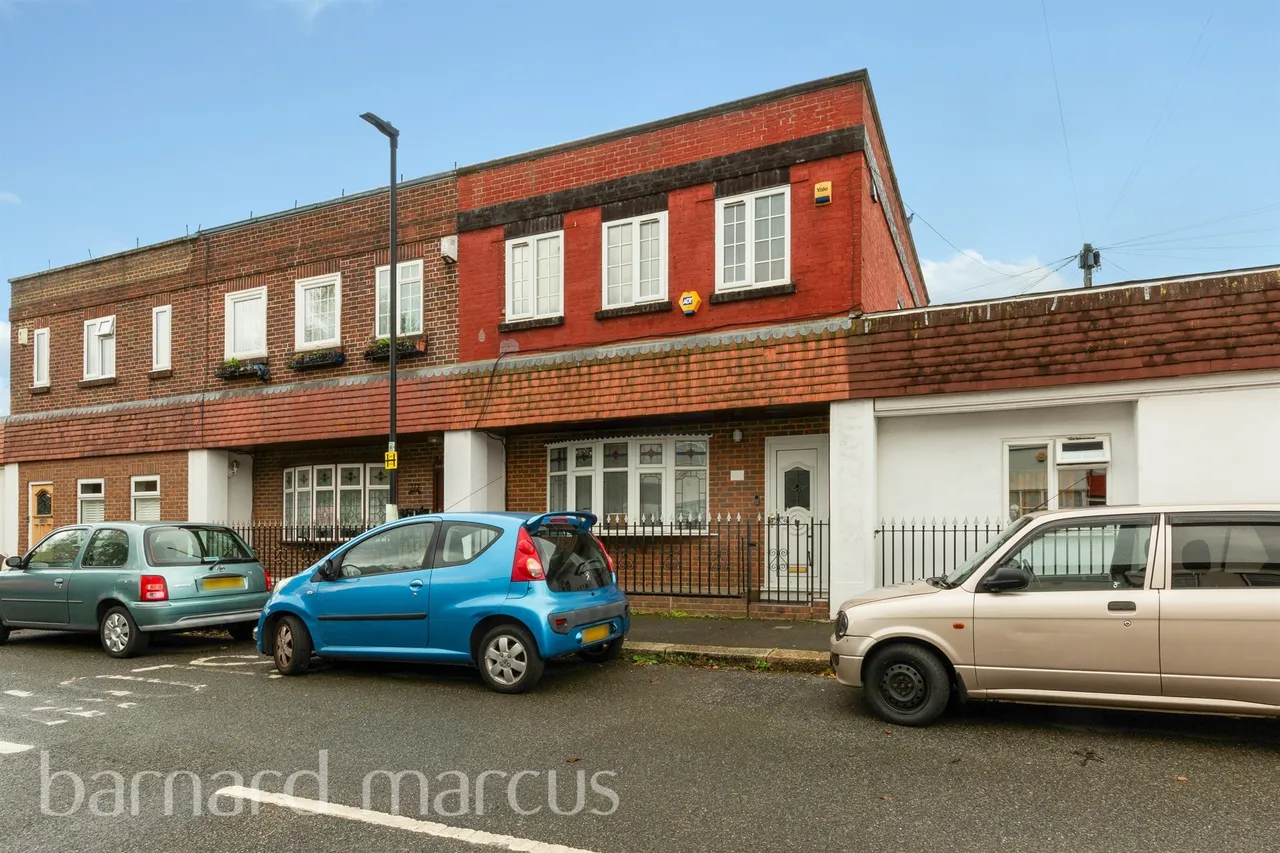 3 bed house for sale — Woodmansterne Road, London