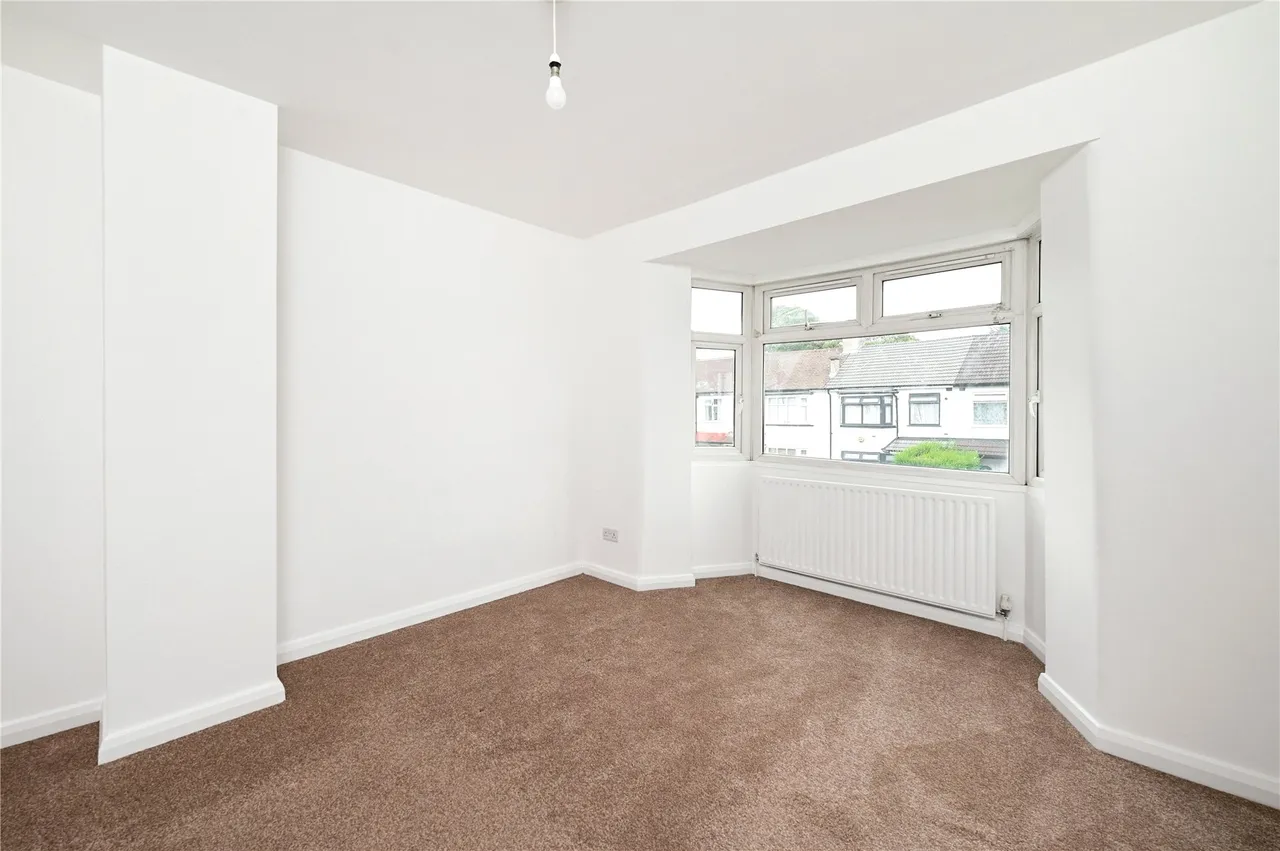 Stainash Crescent, Staines, TW18, photo 13
