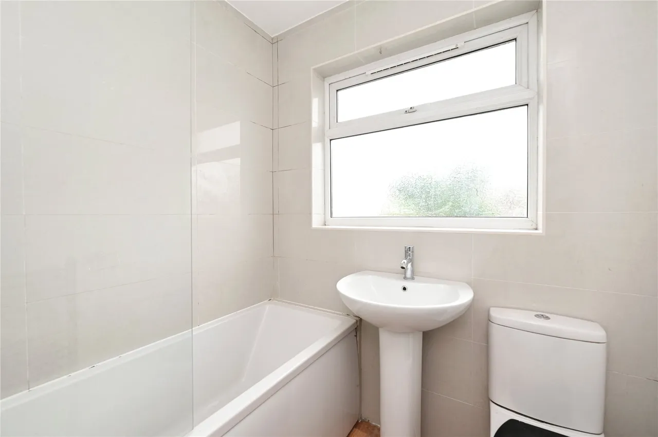 Stainash Crescent, Staines, TW18, photo 11