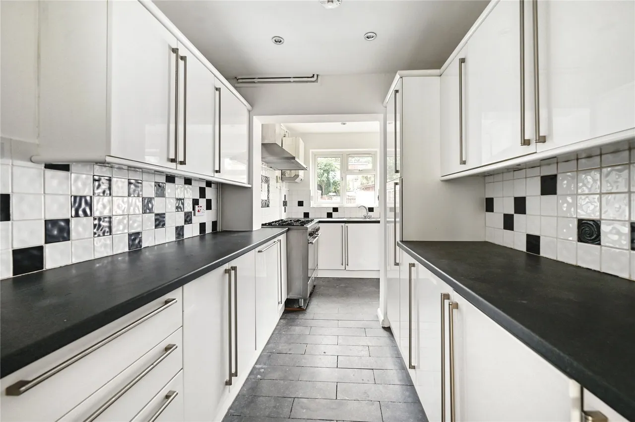 Stainash Crescent, Staines, TW18, photo 4
