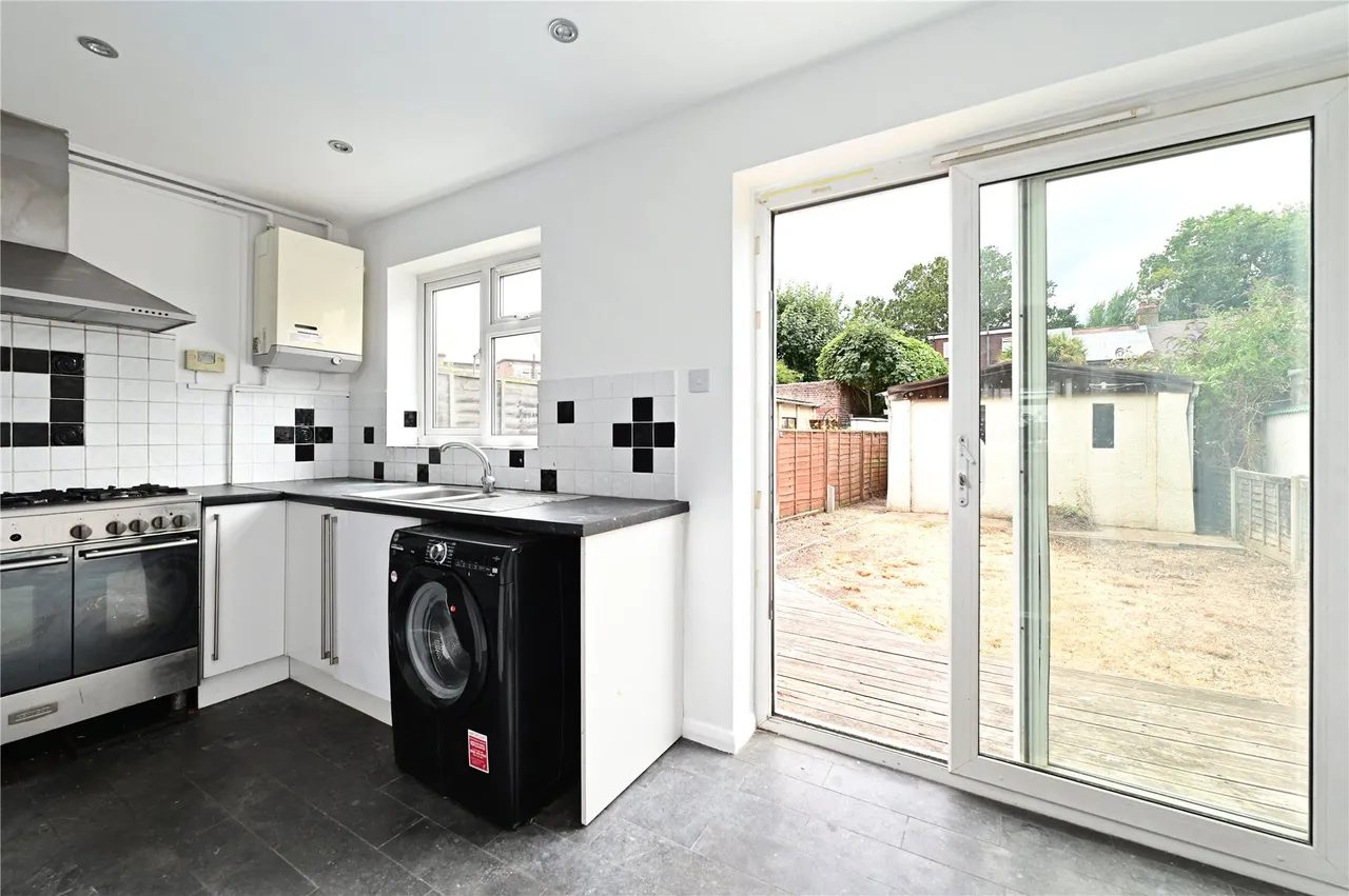 Stainash Crescent, Staines, TW18, photo 10