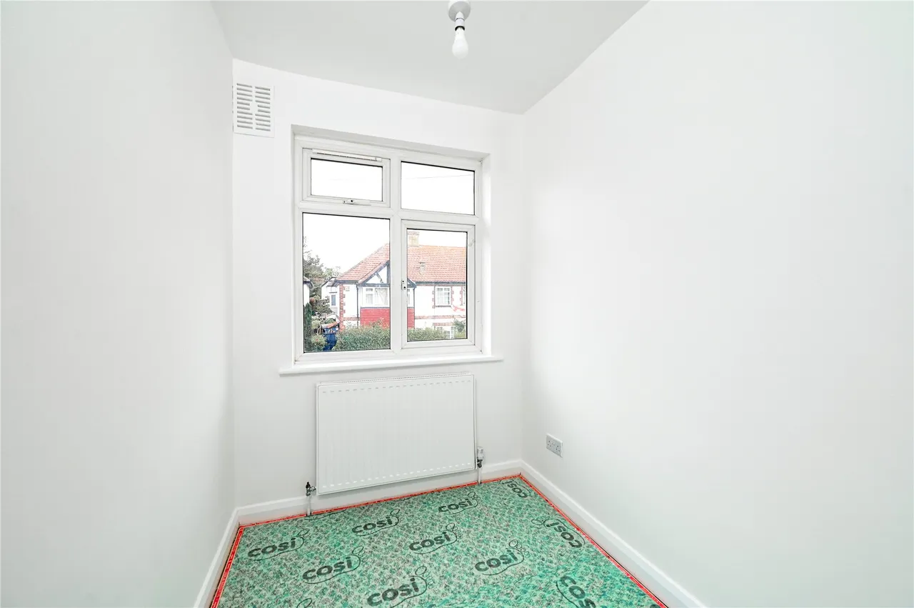 Stainash Crescent, Staines, TW18, photo 12