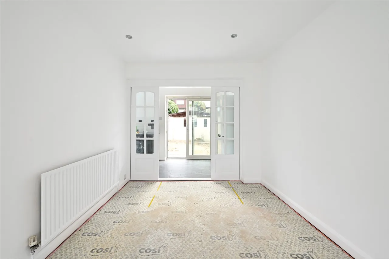 Stainash Crescent, Staines, TW18, photo 5