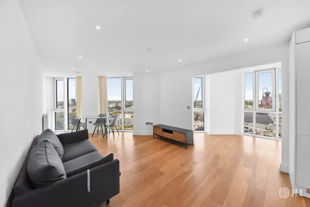 2 bed flat for sale, High Street, London, E15