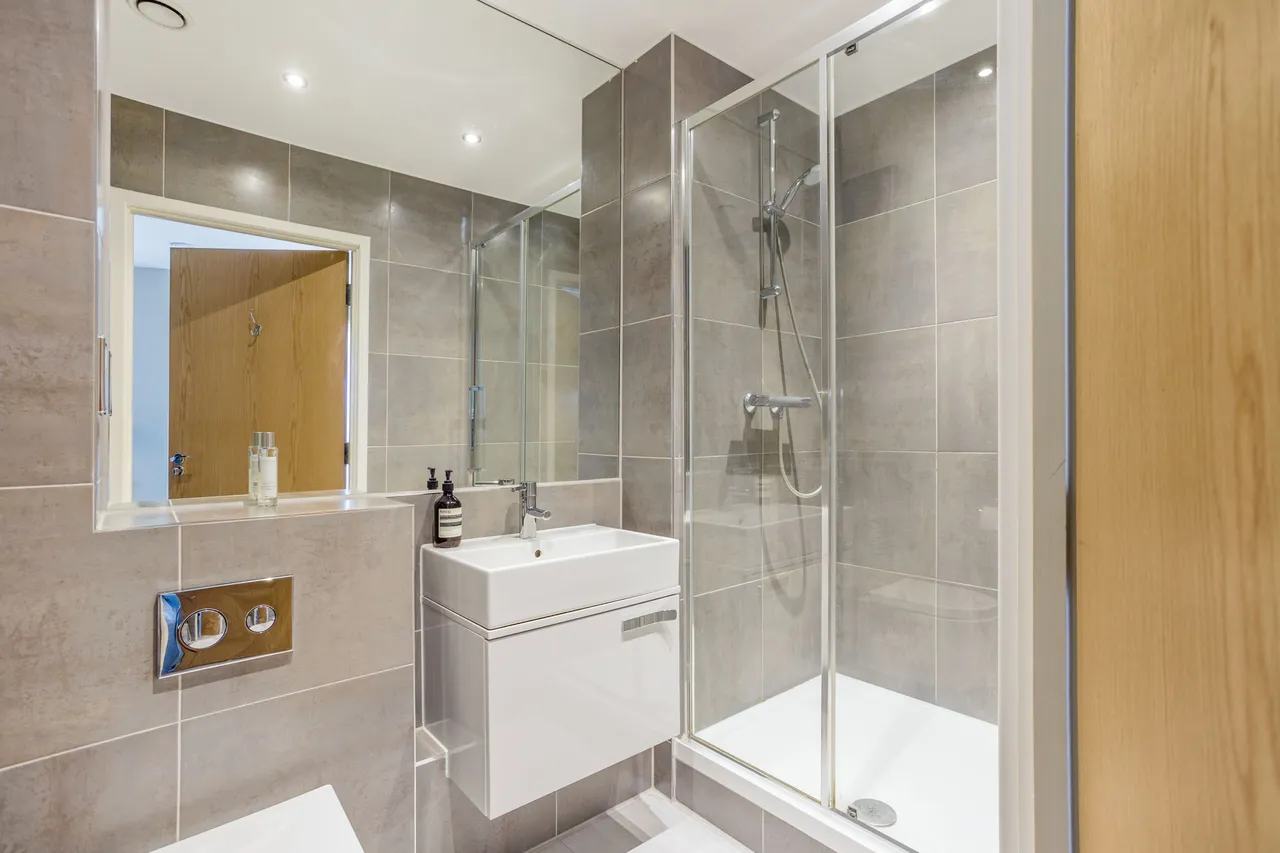 Kew Bridge Road, Brentford, TW8, photo 11